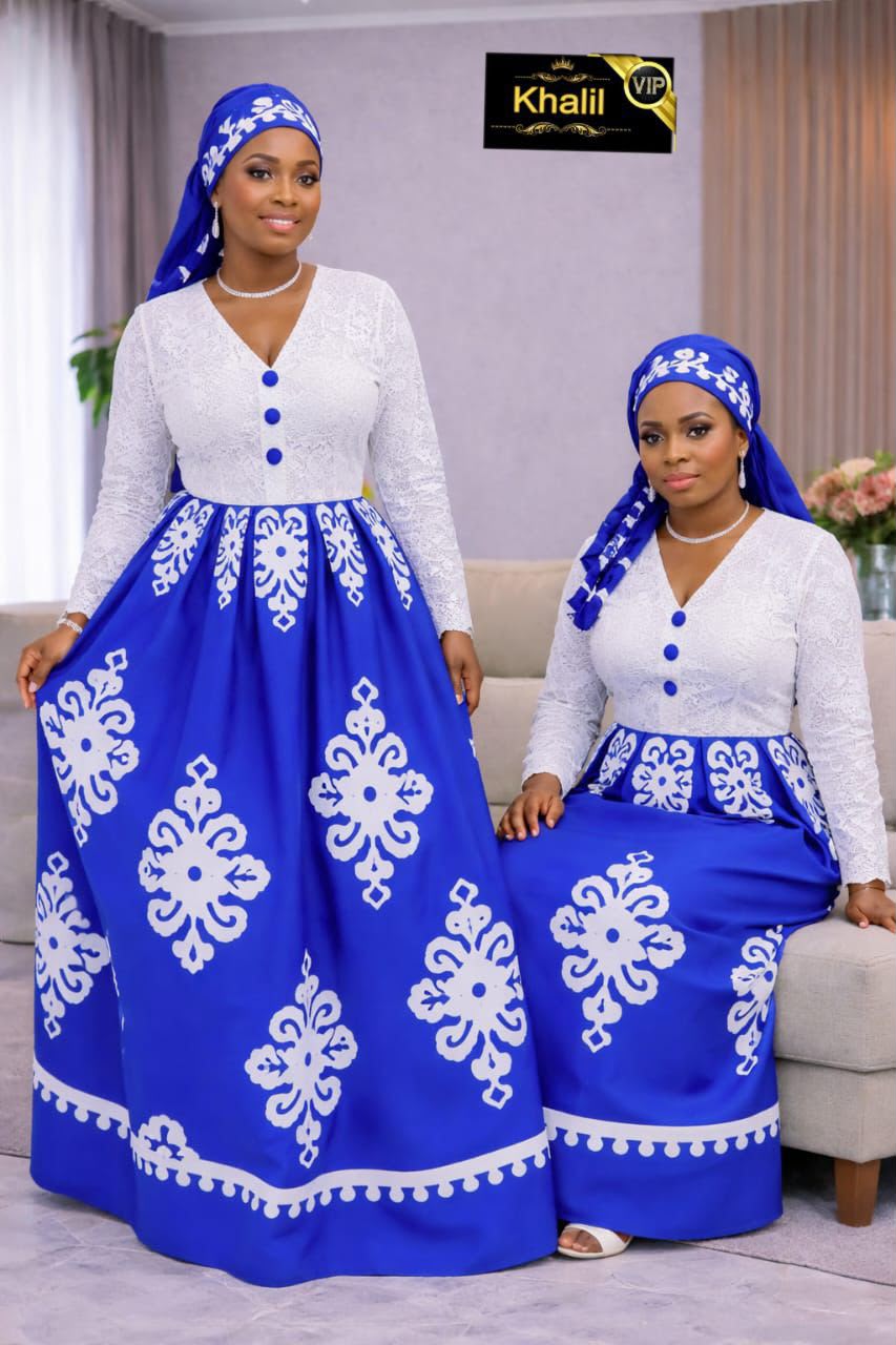 Robe longue blanche et bleue à motifs — Blanc et bleu